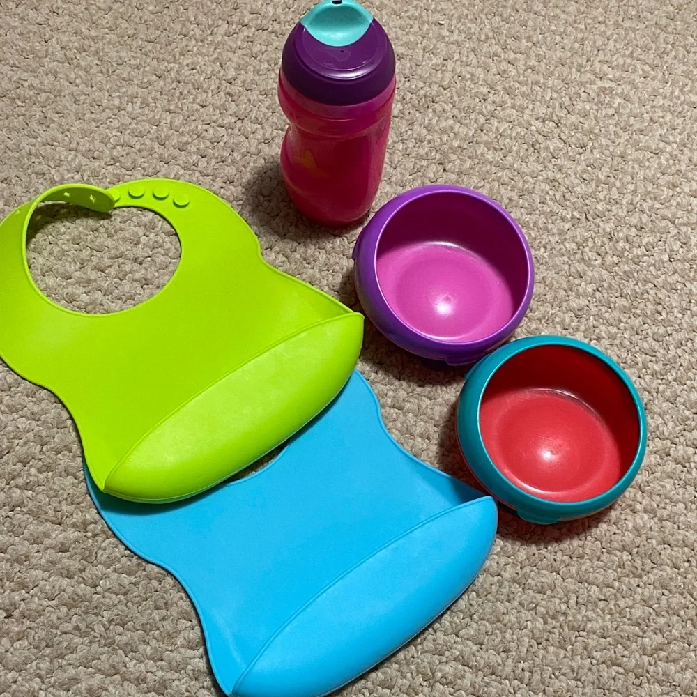 2 bibs, green & blue, 2 suction bowls, pink & purple, 1 tommie tippie sippie cup